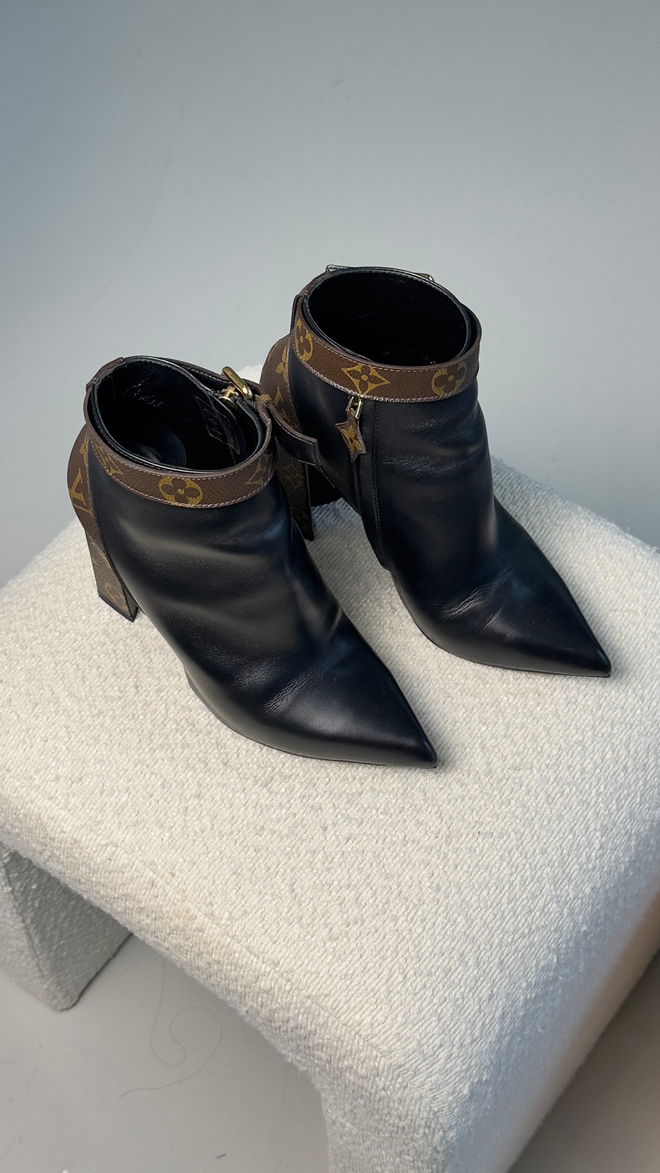 LOUIS VUITTON SILHOUETTE BOOTS IN BLACK - SIZE 37