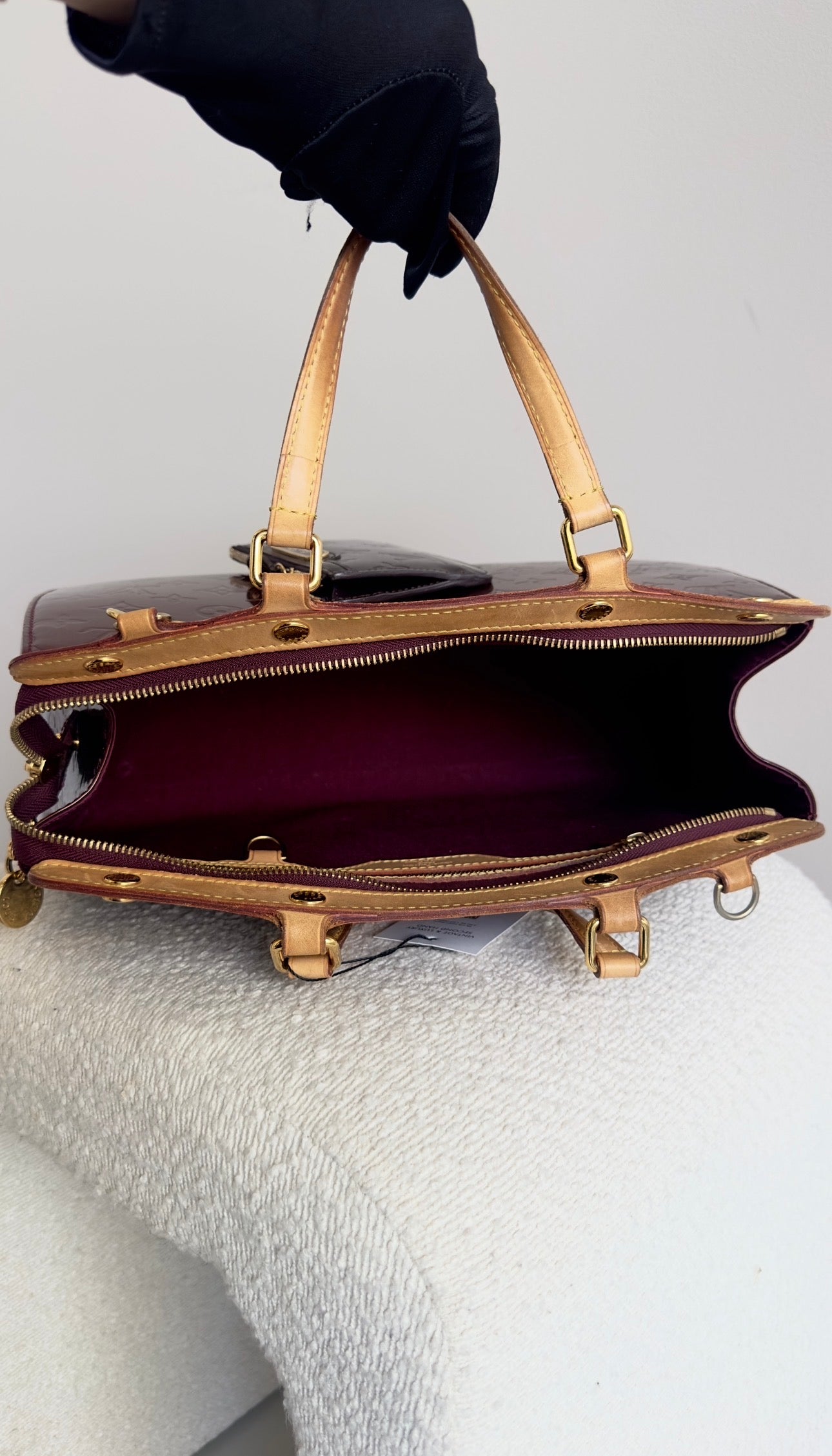 LOUIS VUITTON BREA HANDBAG IN BURGUNDY PATENT LEATHER
