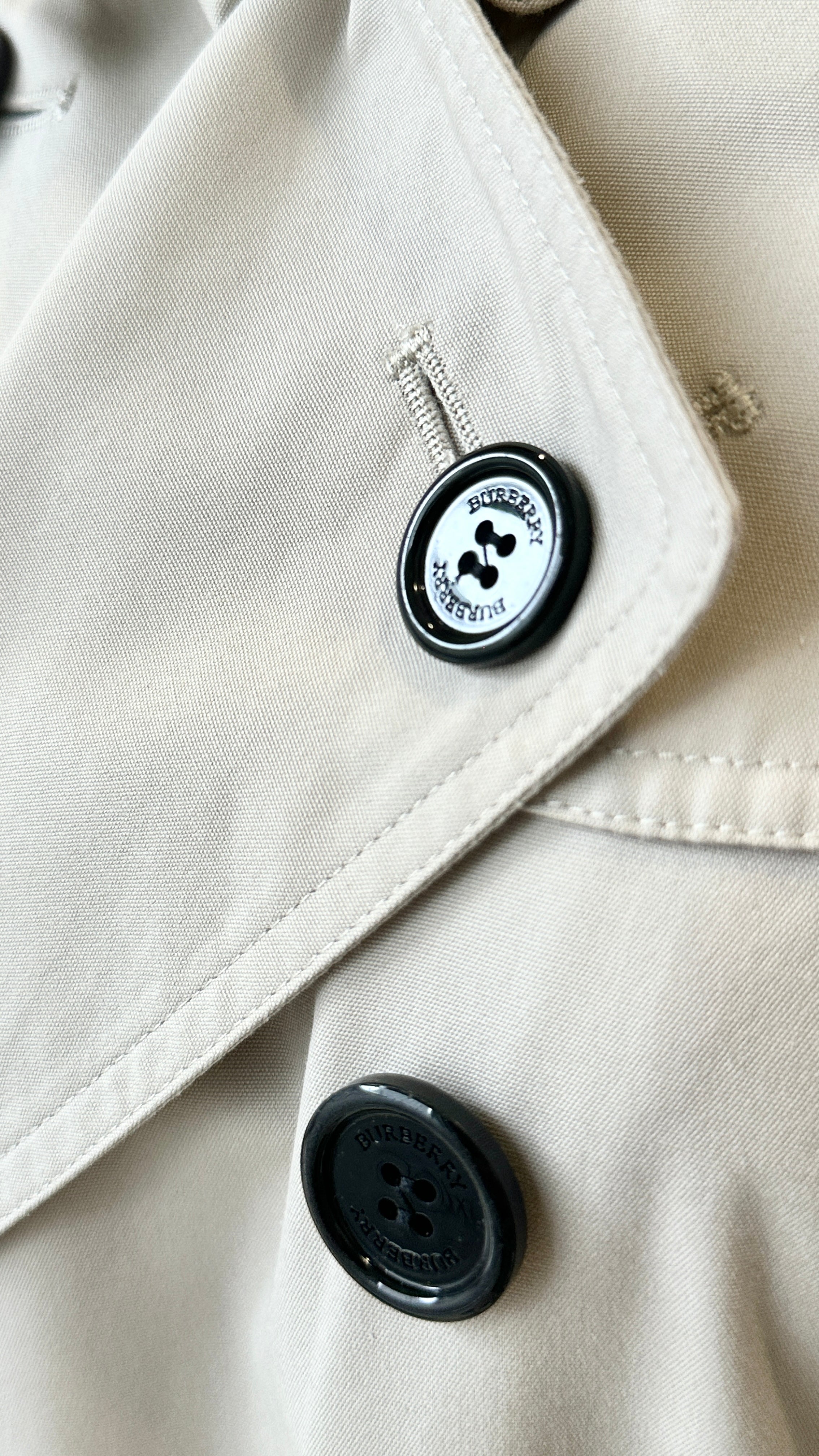 BURBERRY TRENCH COAT IN OFF WHITE