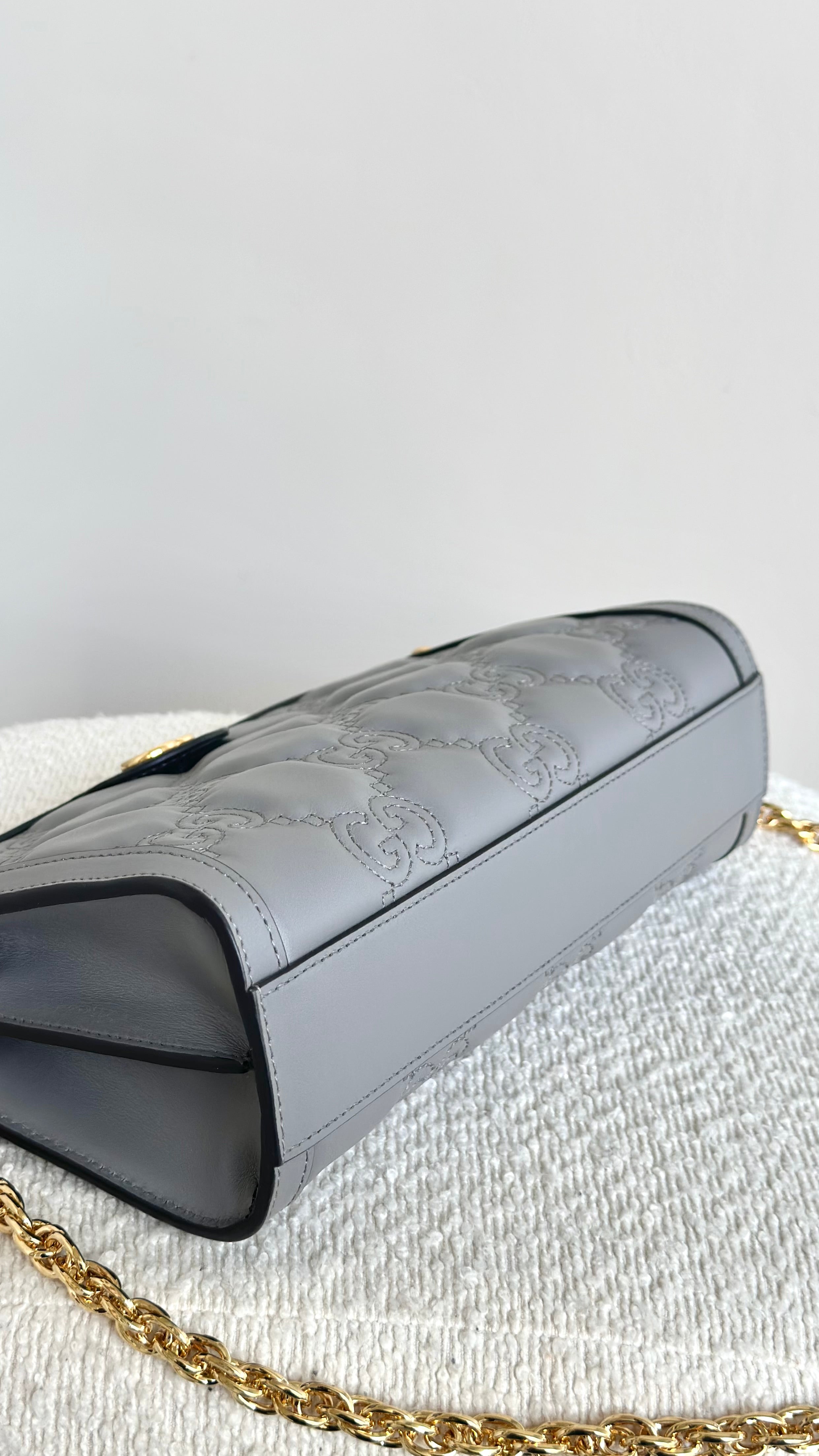 GUCCI SMALL GG MARMONT MATELASSE LEATHER OPHIDIA CHAIN BAG IN GRAY