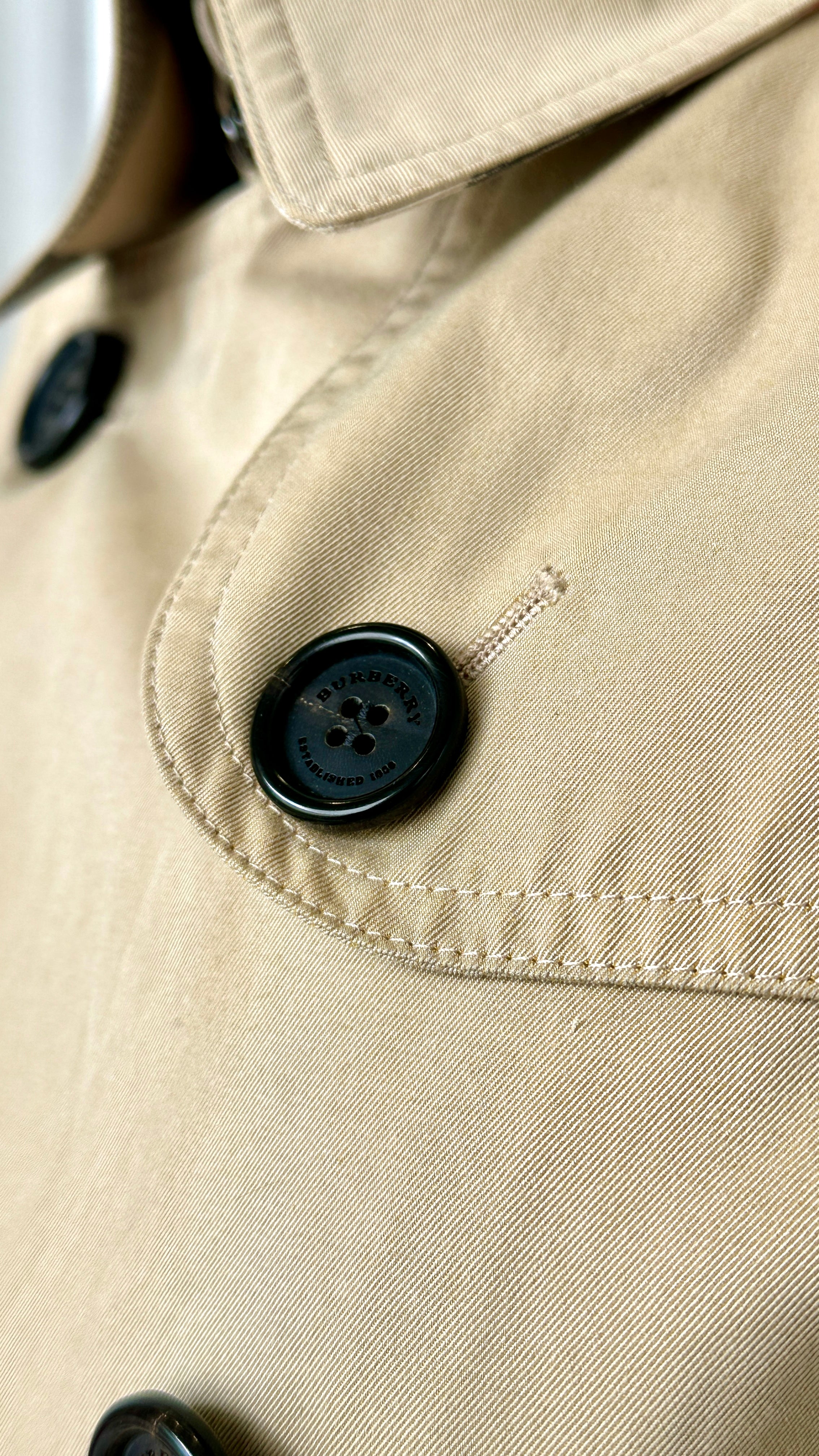 BURBERRY TRENCH COAT IN BEIGE