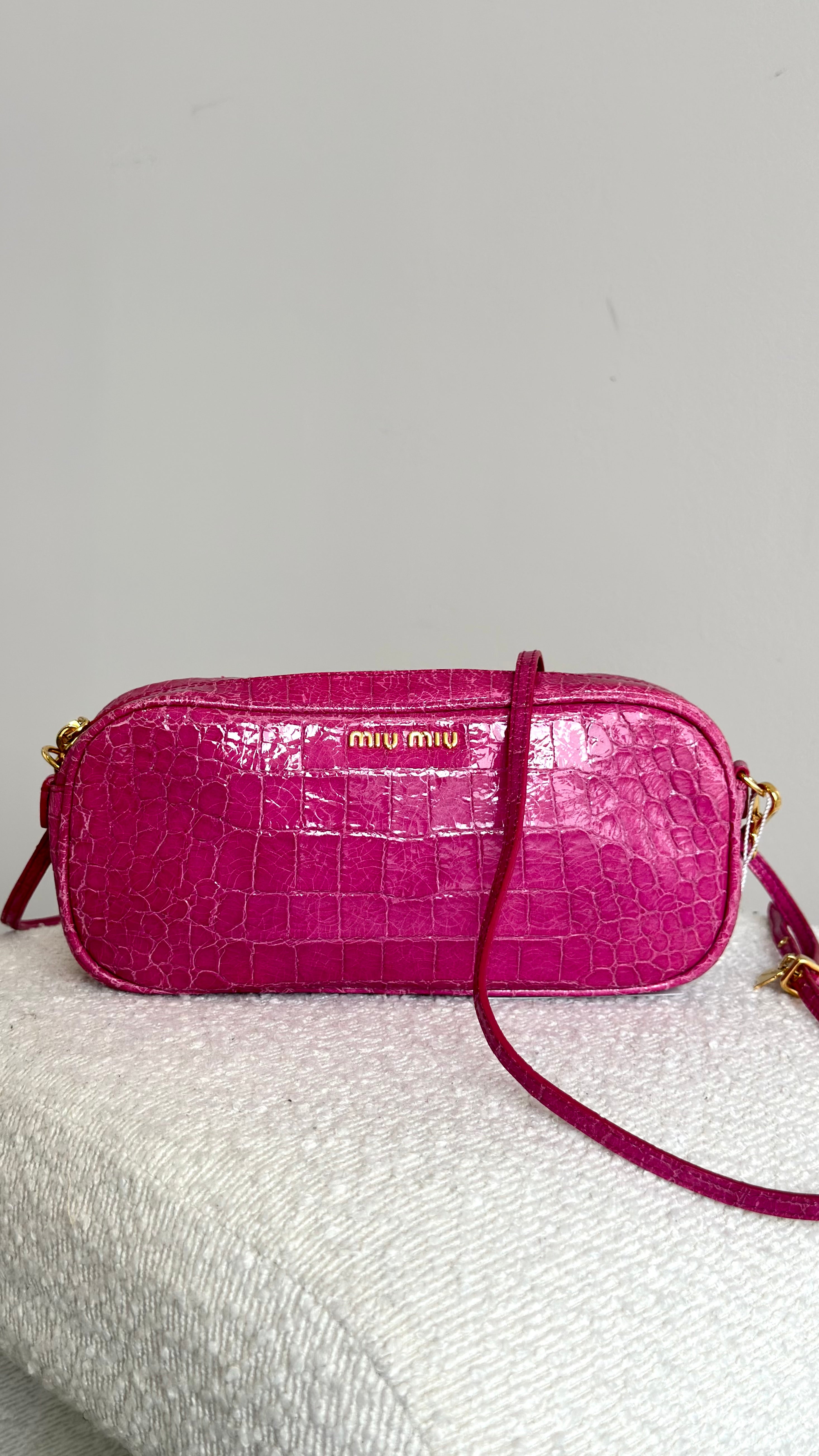 MIU MIU CROC EMBOSSED PATENT CROSSBODY IN PINK