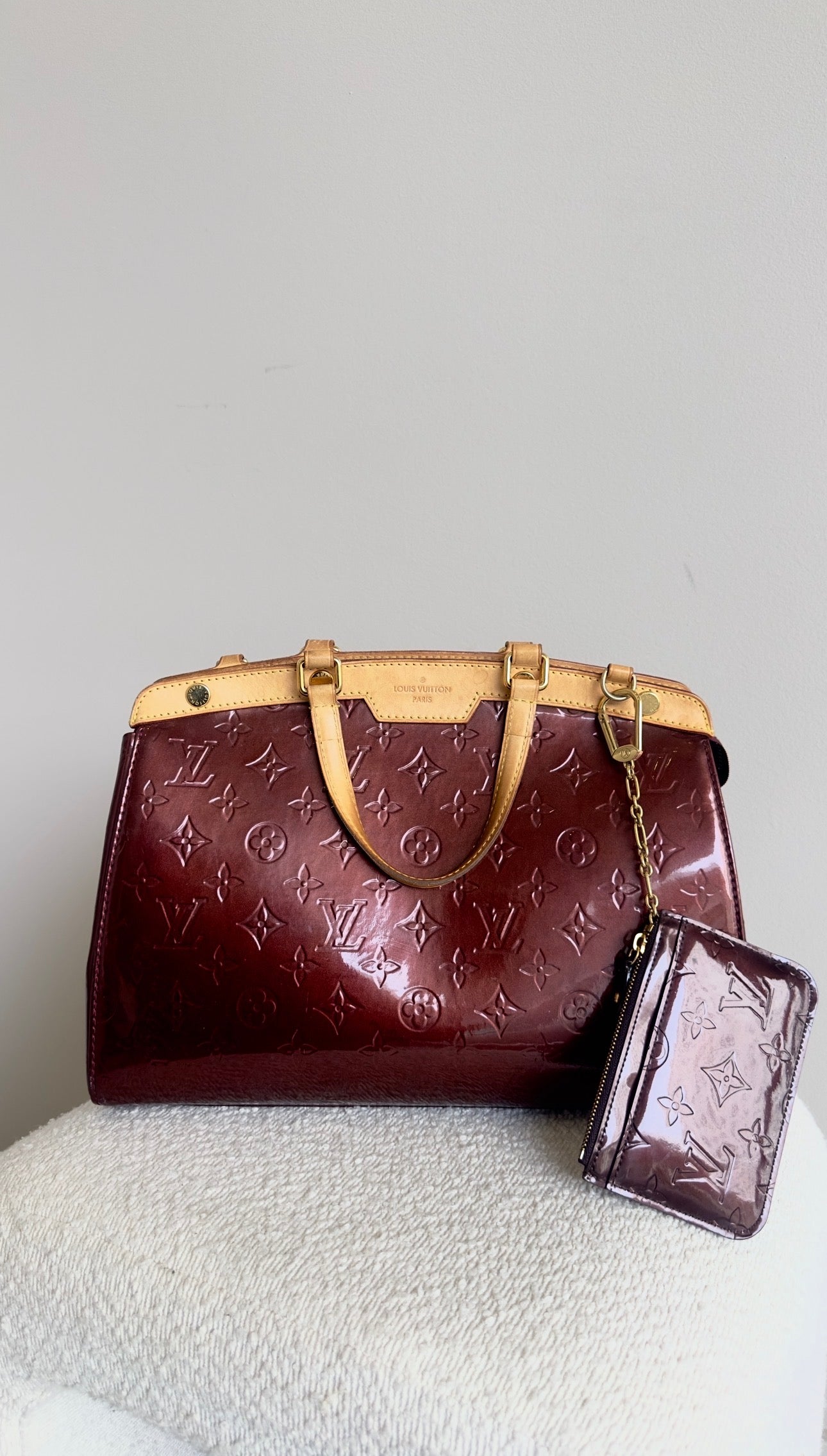 LOUIS VUITTON BREA HANDBAG IN BURGUNDY PATENT LEATHER