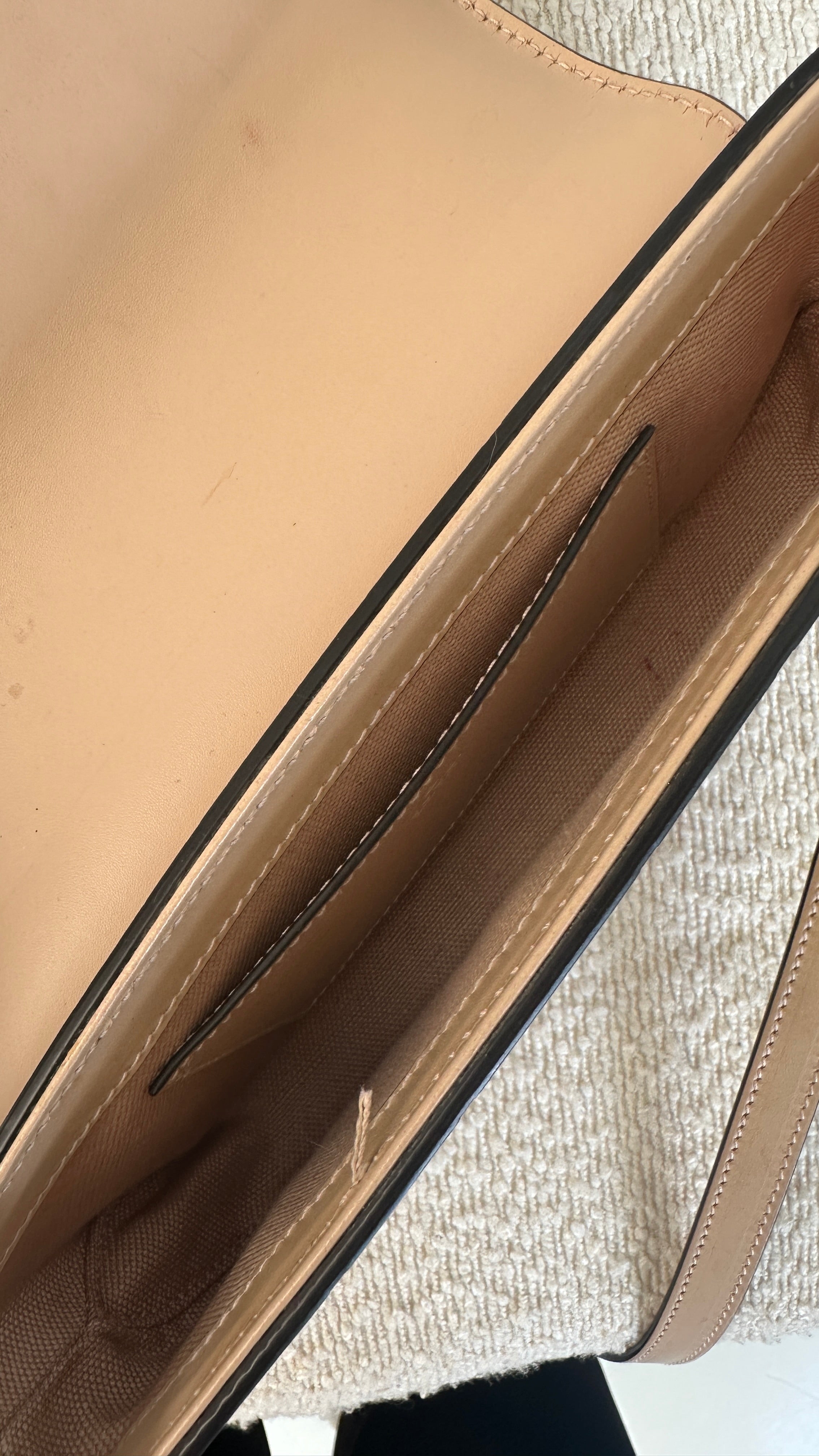 GUCCI MARMONT CHAIN FLAP WALLET CROSSBODY BAG - IN BEIGE