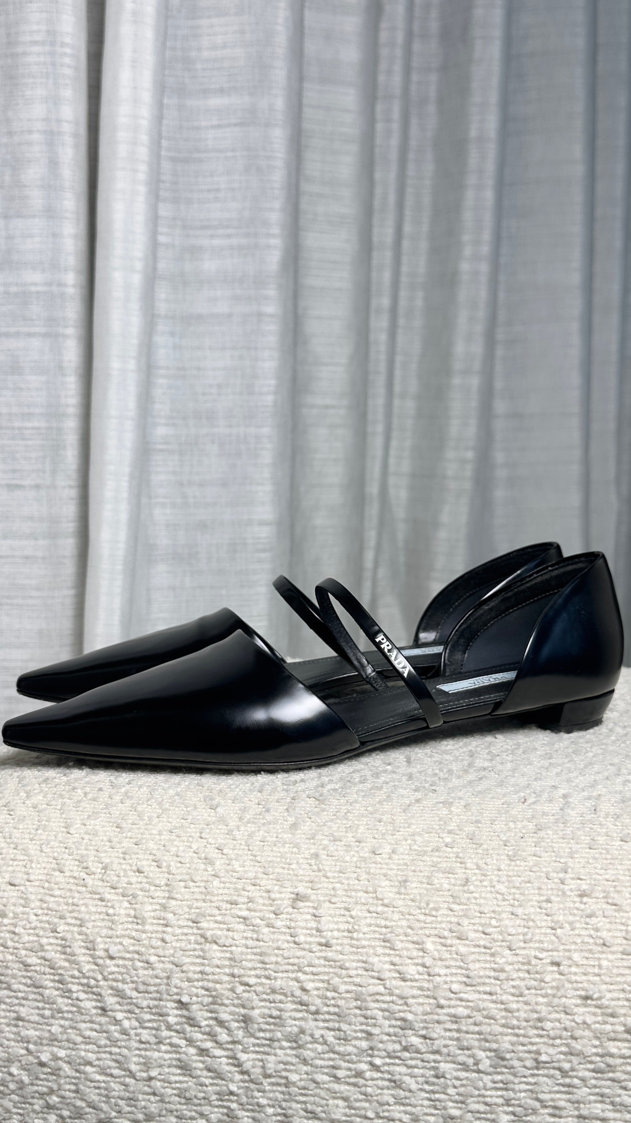 PRADA SHOES IN BLACK - SIZE 39