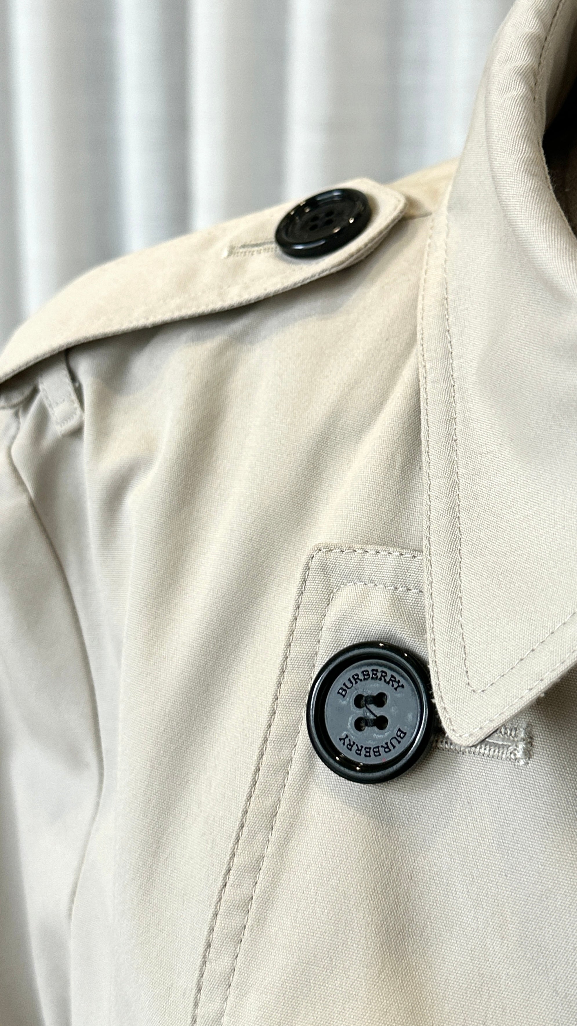 BURBERRY TRENCH COAT IN OFF WHITE