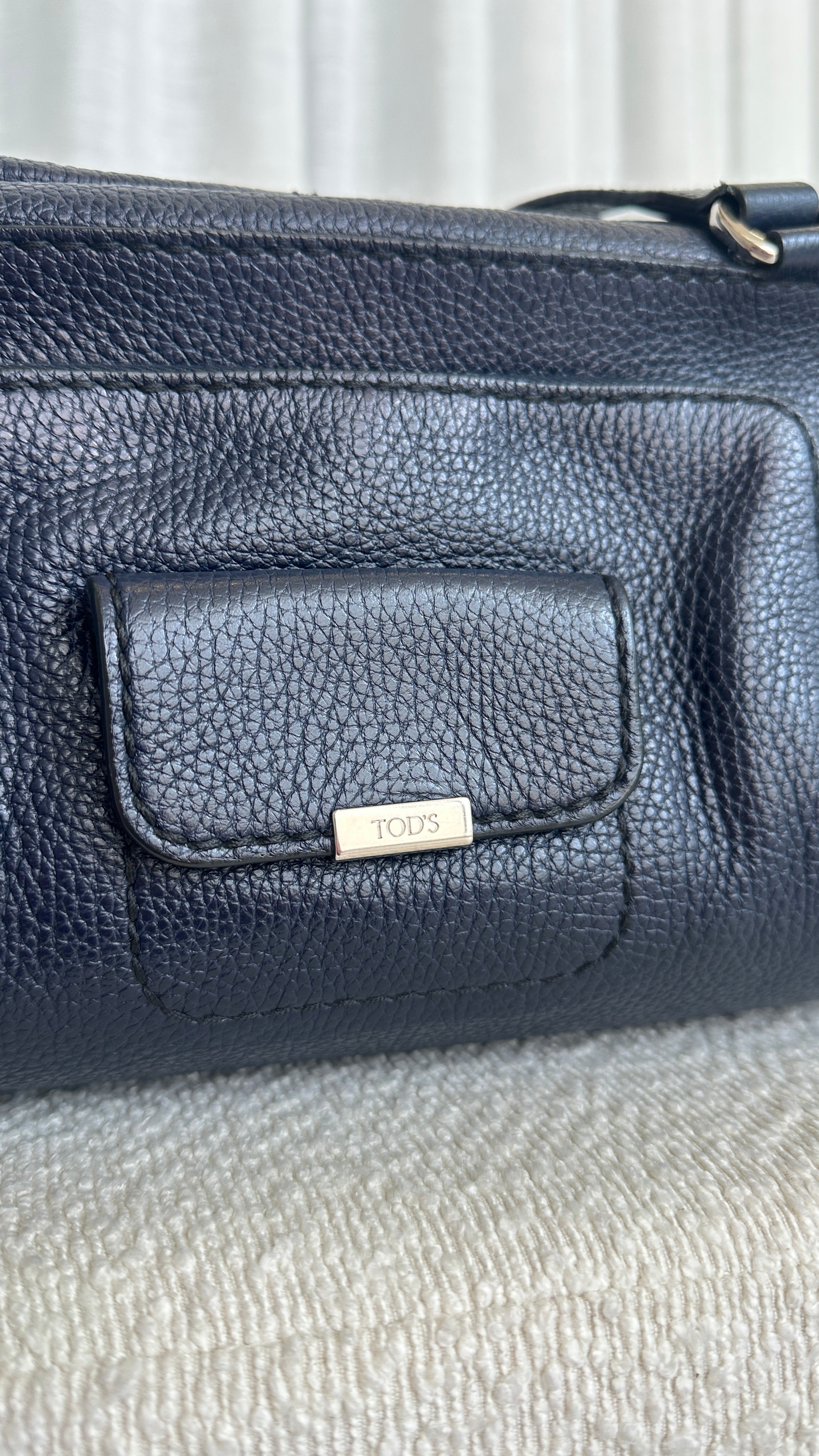Tod's Vintage Leather Shoulder Bag In Navy