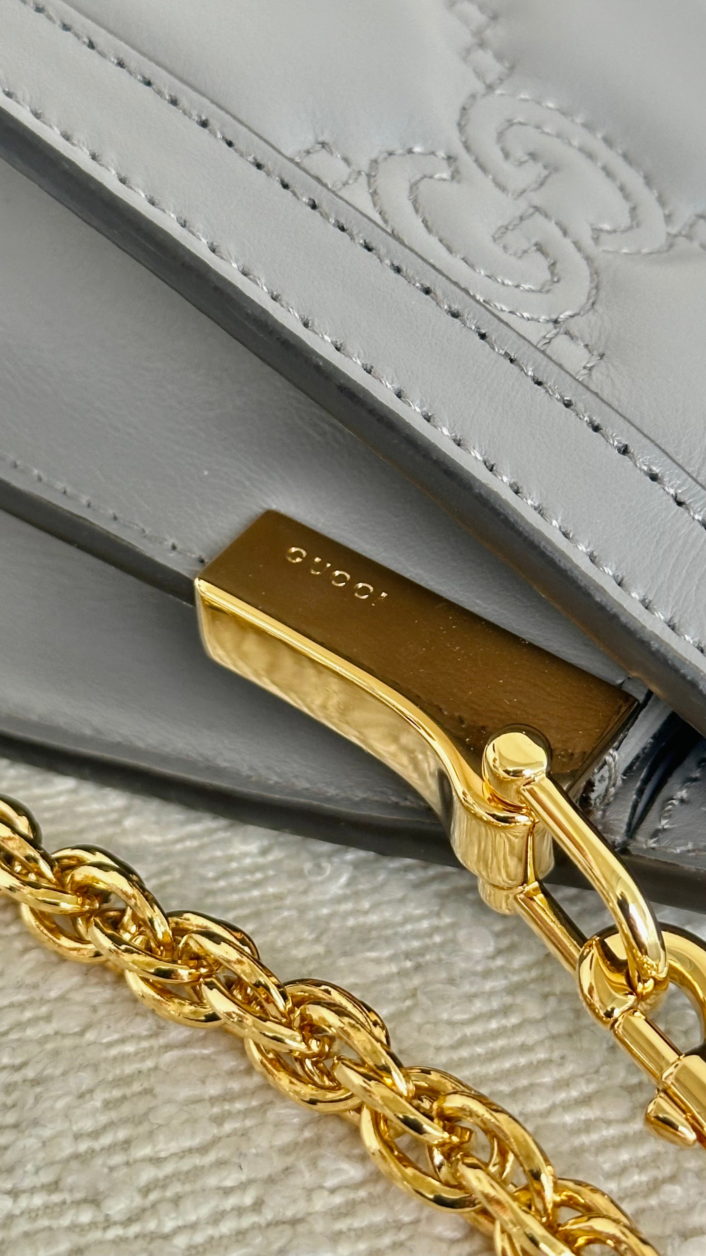 GUCCI SMALL GG MARMONT MATELASSE LEATHER OPHIDIA CHAIN BAG IN GRAY