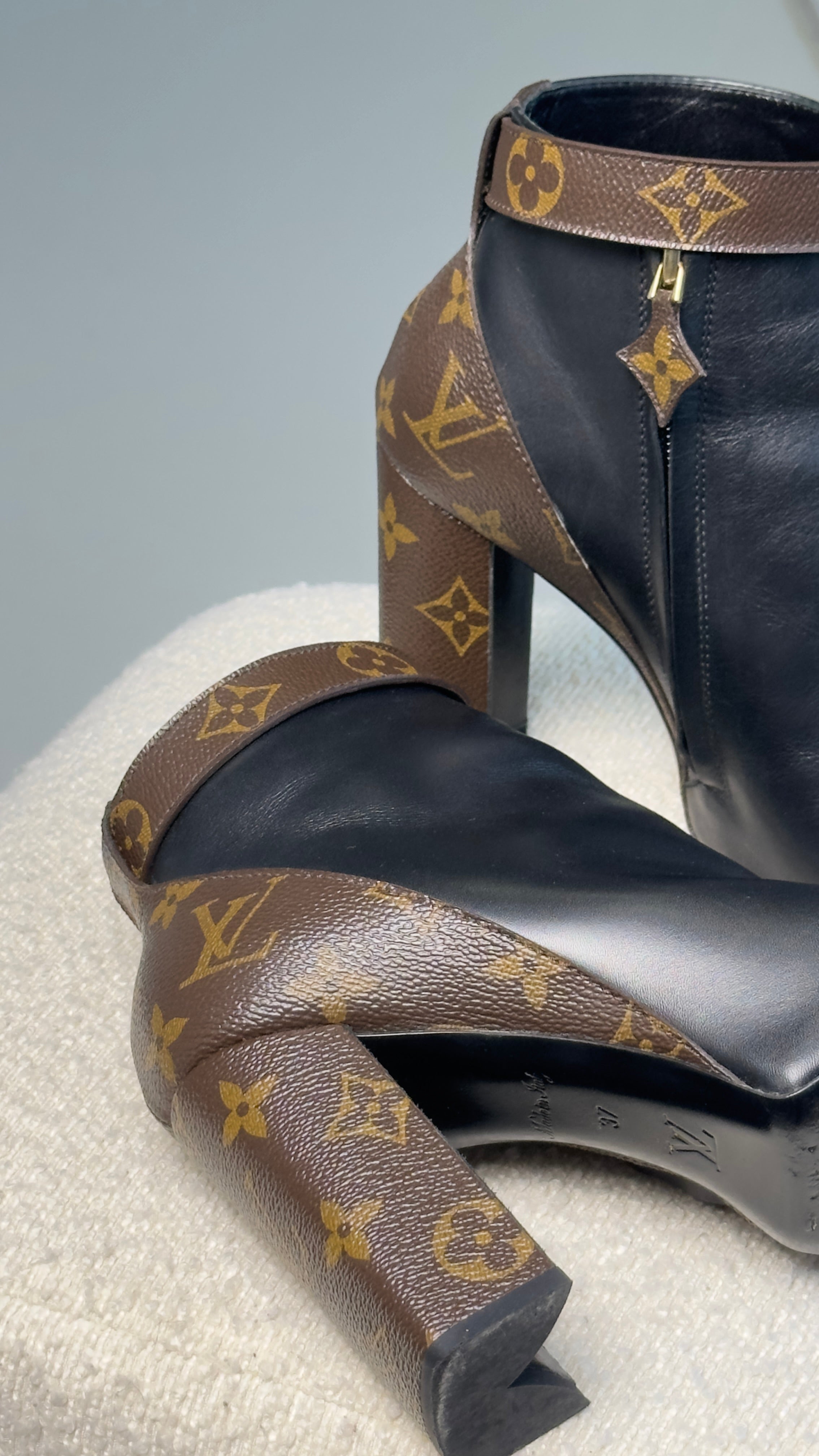 LOUIS VUITTON SILHOUETTE BOOTS IN BLACK - SIZE 37