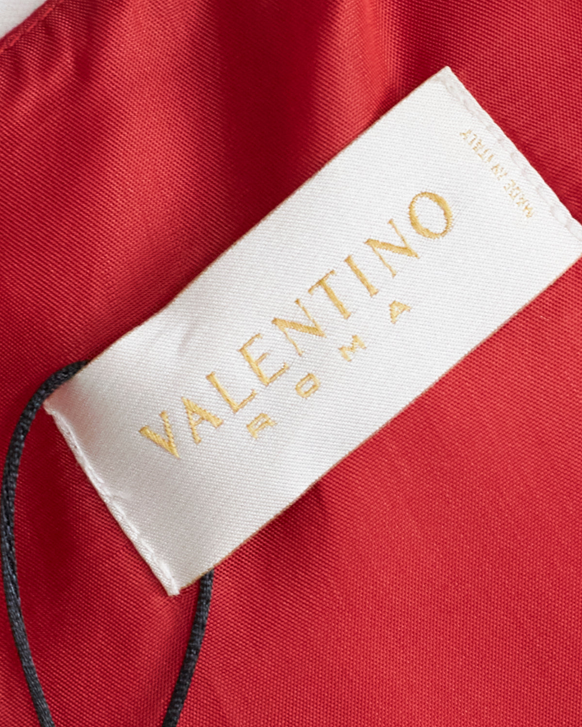 Robe rouge Valentino avec détails métallisés 