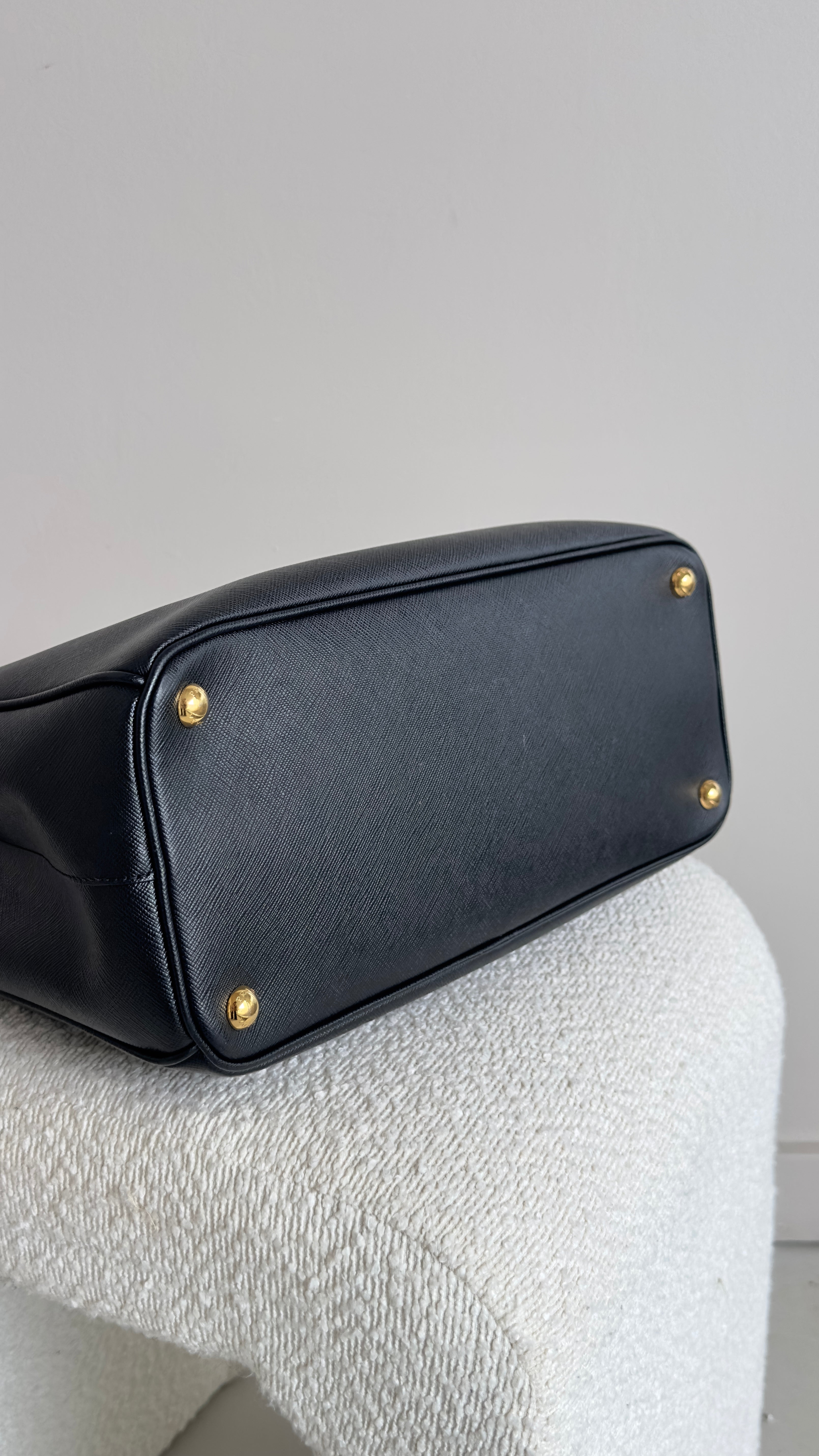 PRADA GALLERIA MEDIUM SAFFIANO LEATHER BAG IN BLACK