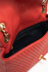 Bolsa Chanel média Chevron acolchoada com aba em pele de cordeiro envelhecida vermelha coral