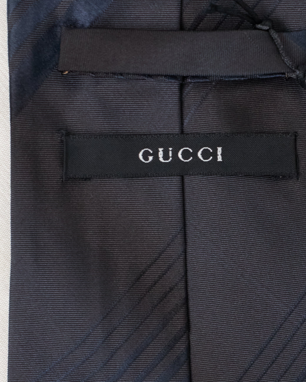 Gravata preta listrada Gucci 