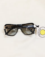Óculos de sol Prada retângulo preto com detalhes em metal - com caixa