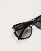 Óculos de sol Prada retângulo preto com detalhes em metal - com caixa