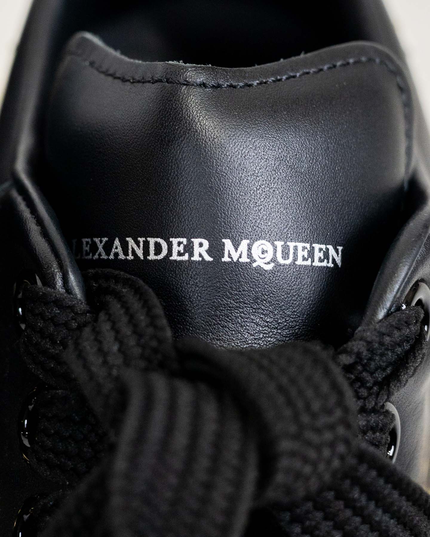 Alexander McQueen Baskets noires cloutées surdimensionnées avec boîte - taille 37