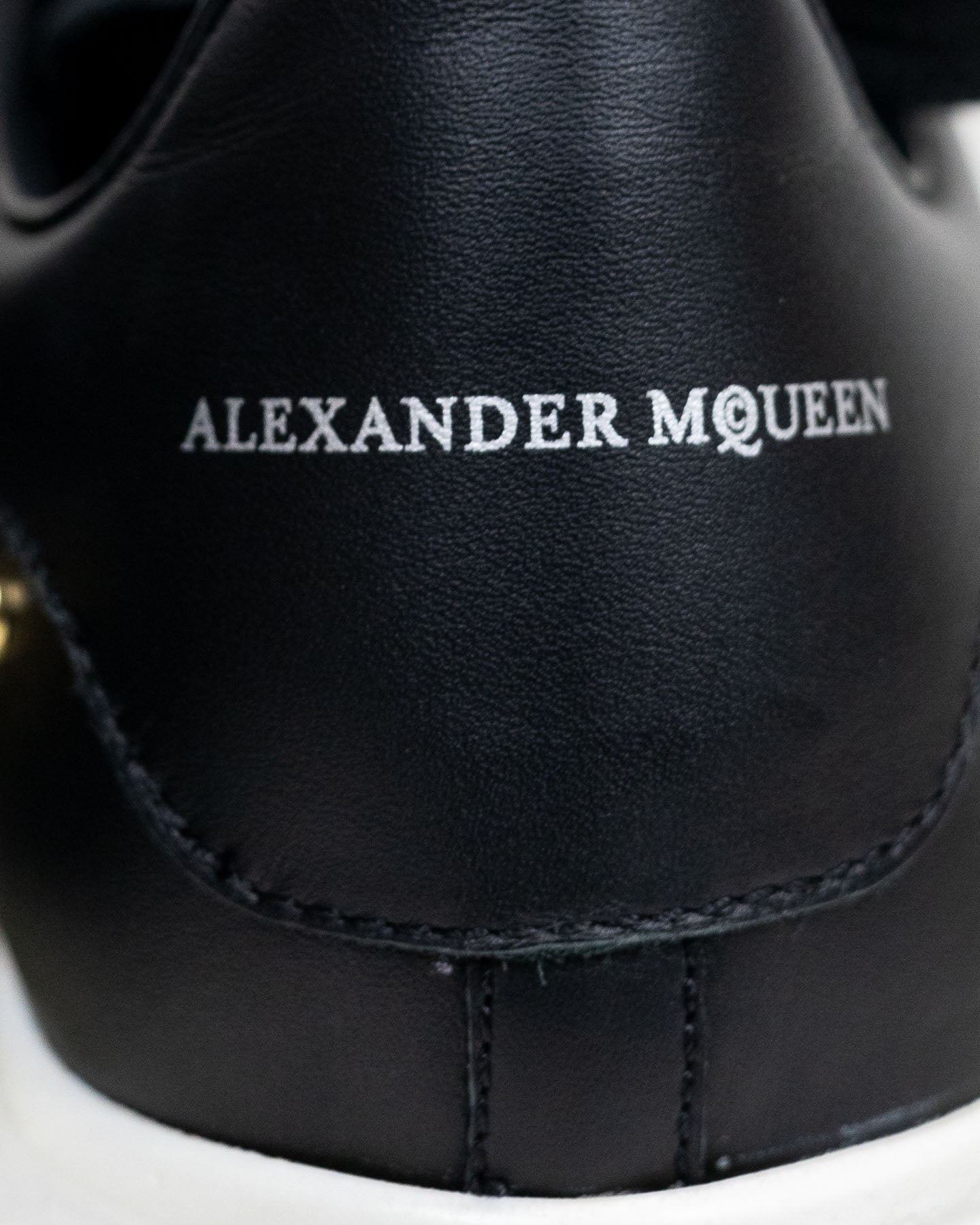 Alexander McQueen Baskets noires cloutées surdimensionnées avec boîte - taille 37