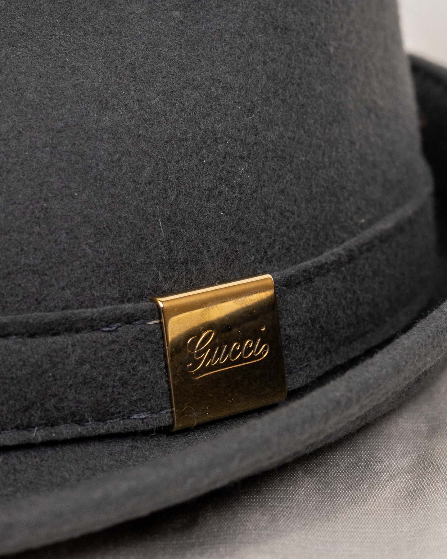 Chapeau Gucci gris avec détail logo métallique 