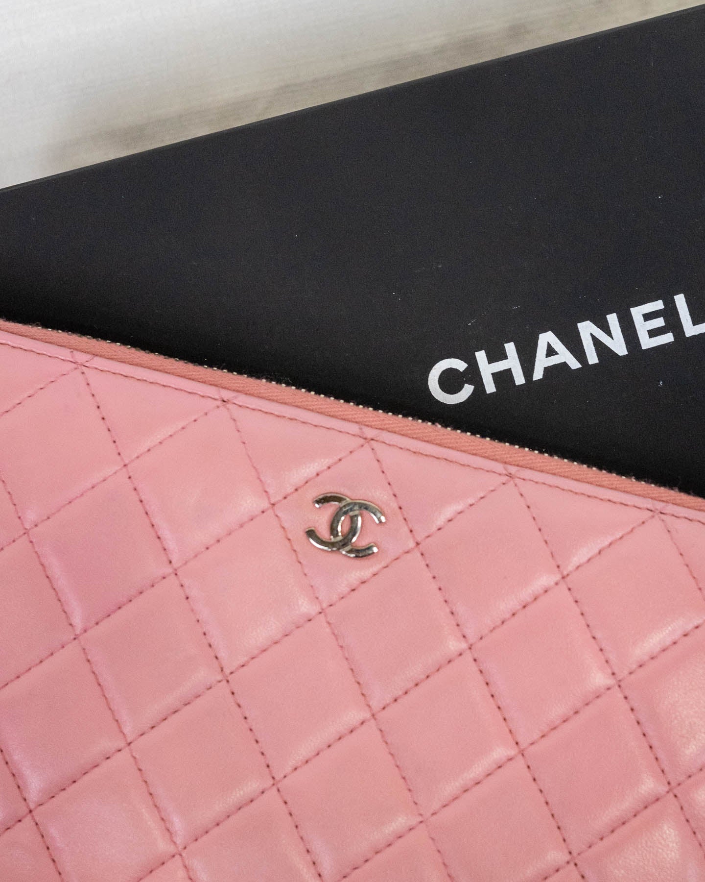 Chanel Carteira Longa com Zíper Redondo Pele de Cordeiro Rosa 