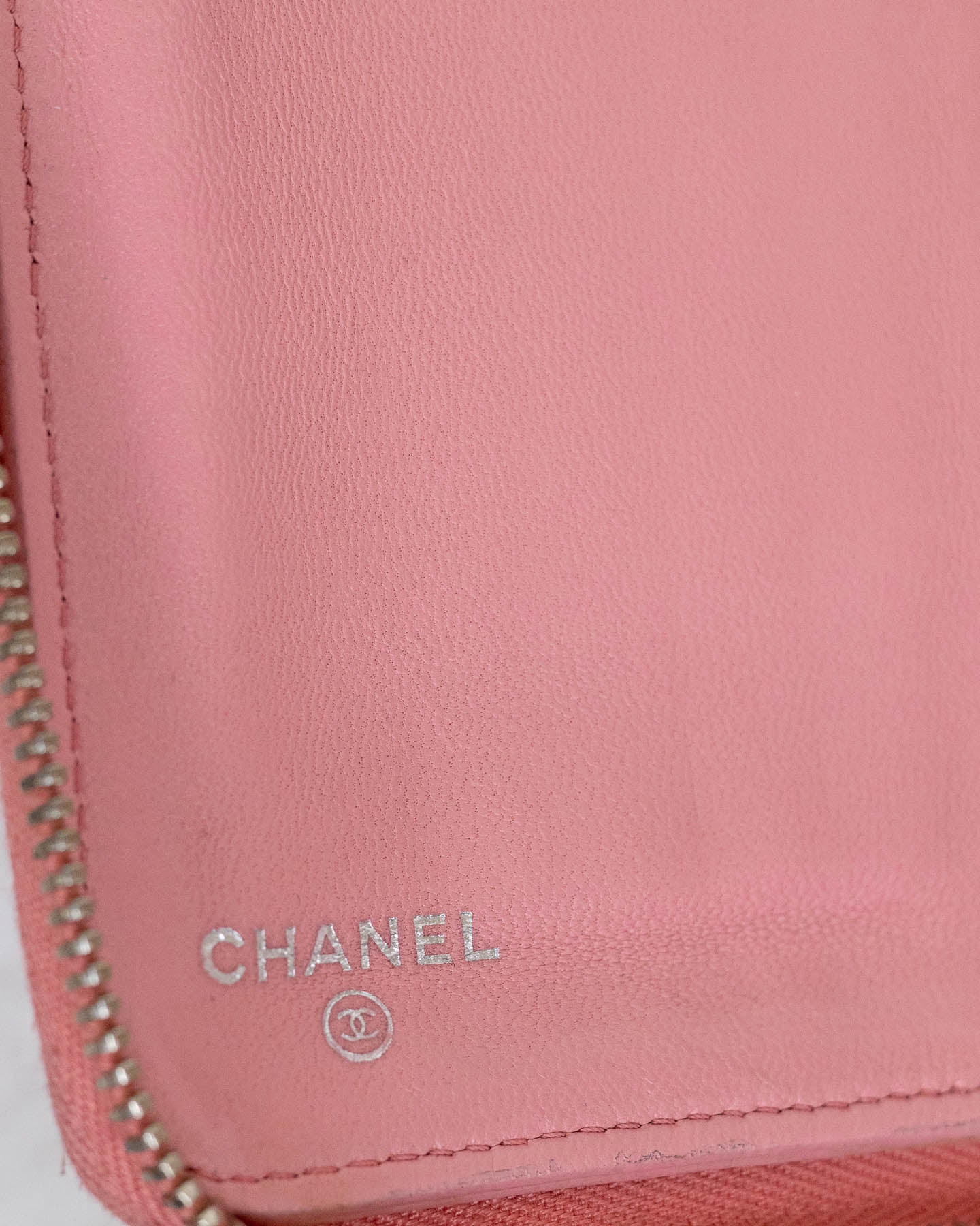 Chanel Carteira Longa com Zíper Redondo Pele de Cordeiro Rosa 