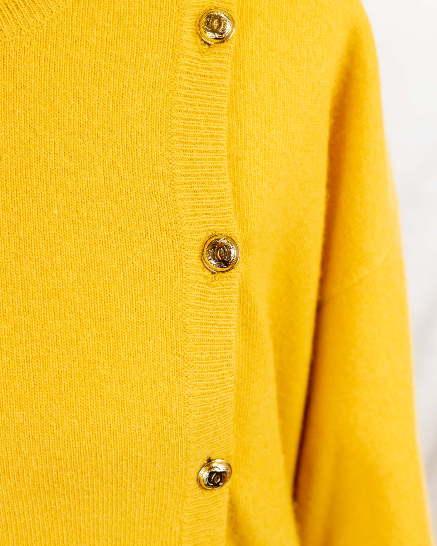 Chanel Pull vintage jaune à boutons dorés 