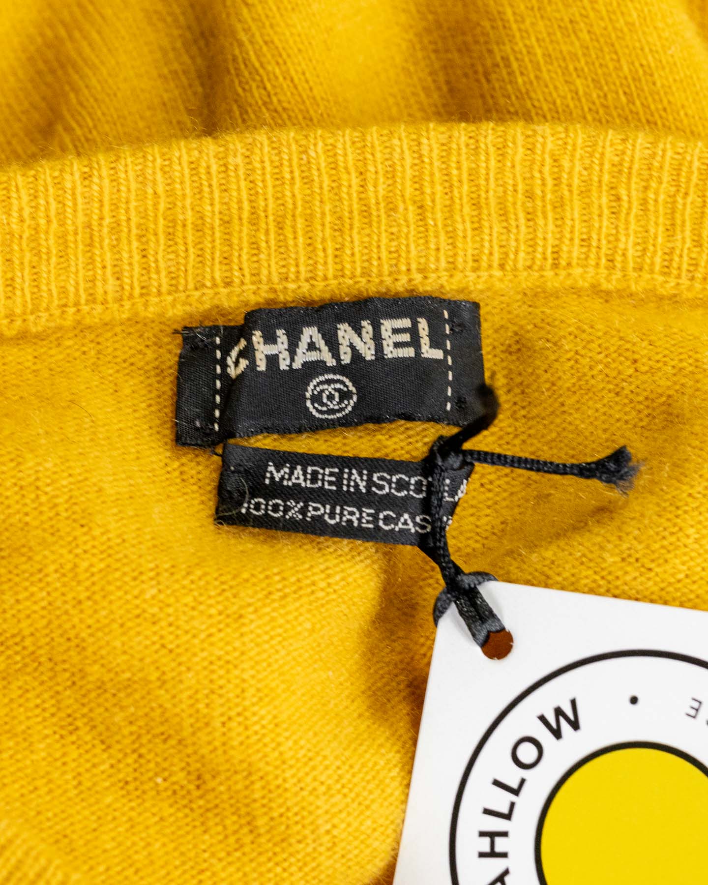 Chanel Pull vintage jaune à boutons dorés 