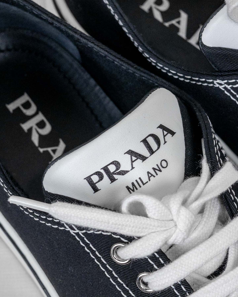 Tênis de lona Prada em preto e branco tamanho 37