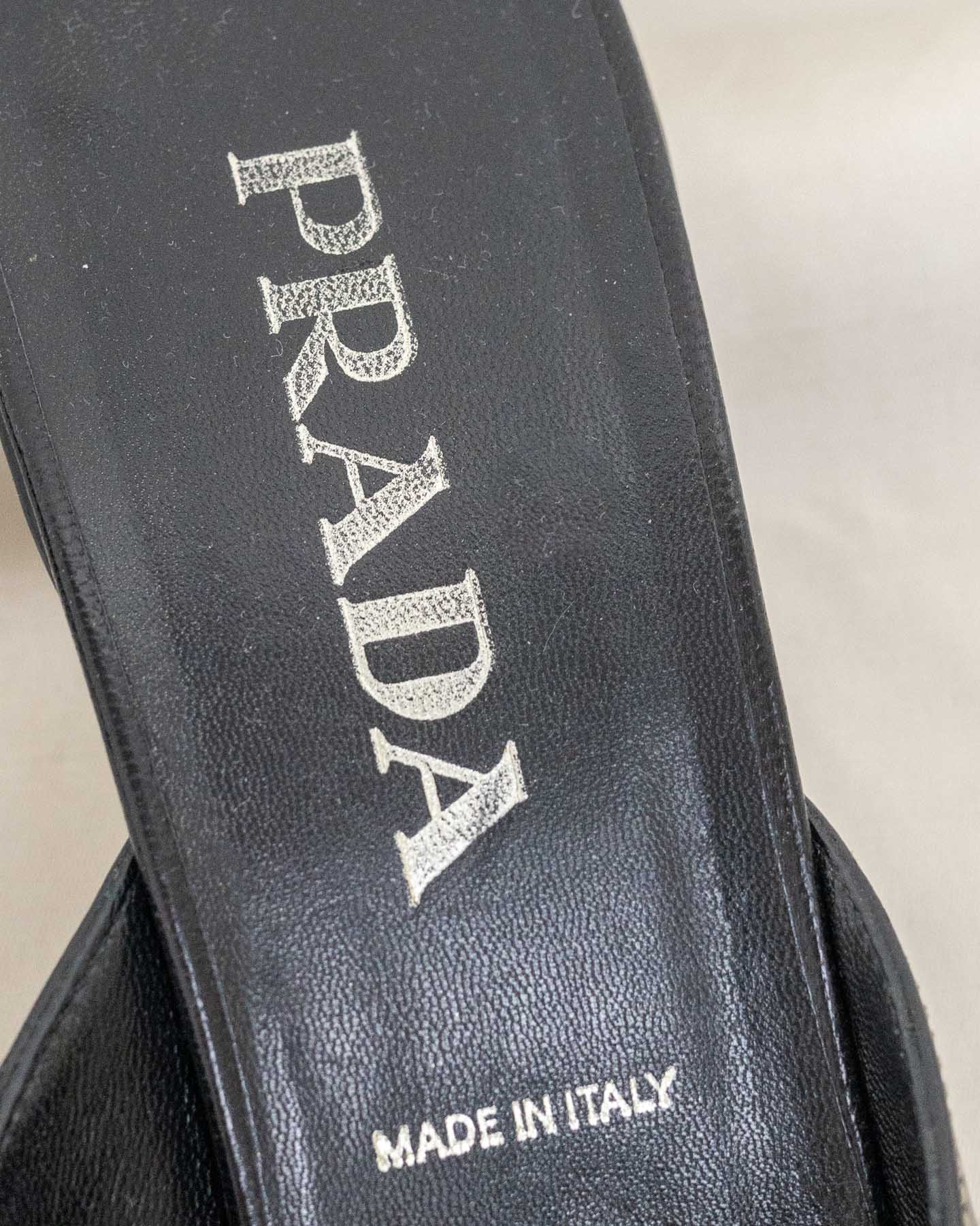 Escarpins noirs Prada avec détails métalliques - pointure 38 