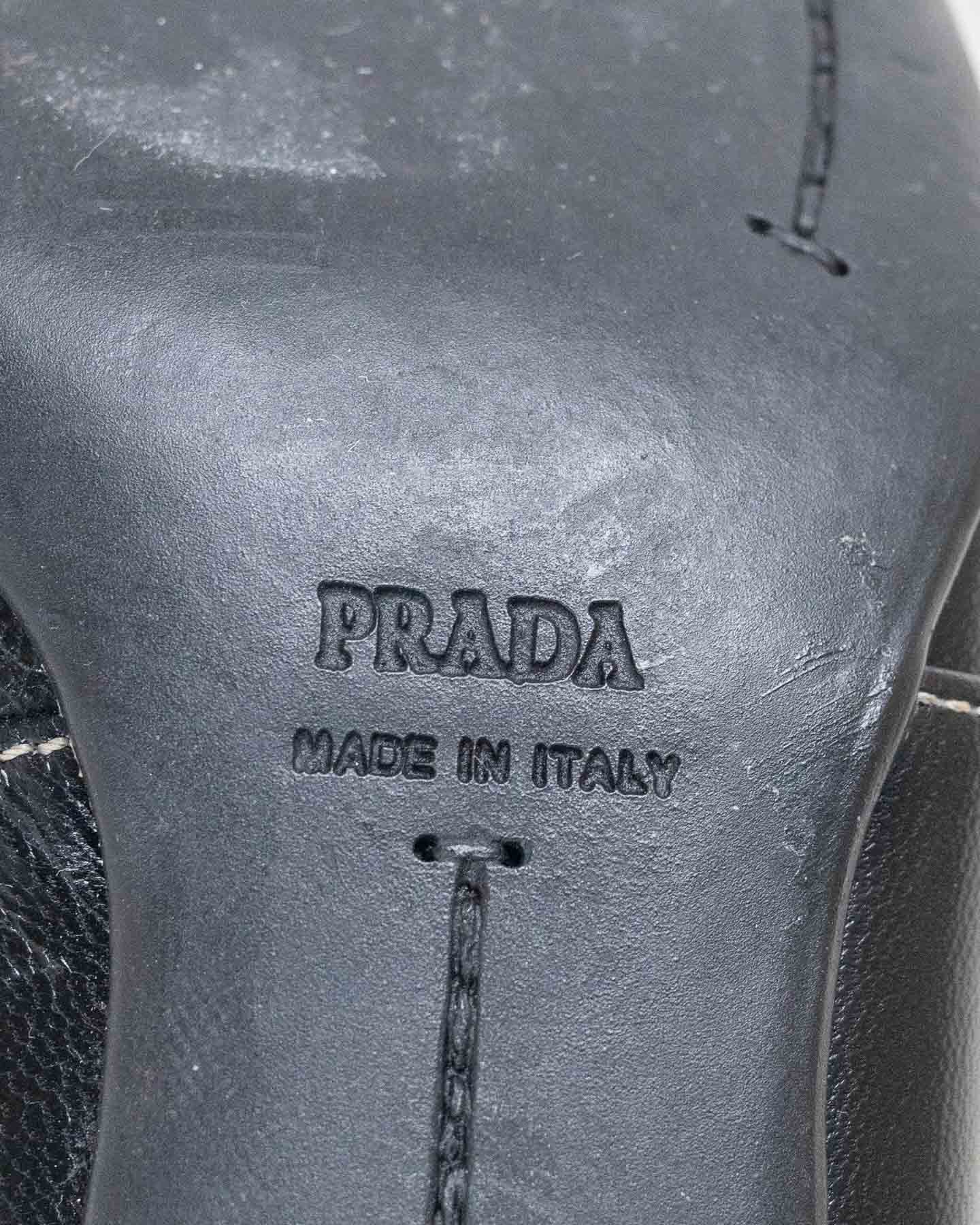 Escarpins noirs Prada avec détails métalliques - pointure 38 